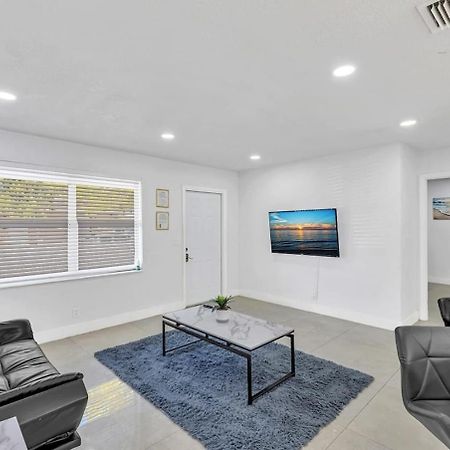 2 Bdrm Modern House Mins From Beach & Casino Hb1 Hallandale Beach Esterno foto