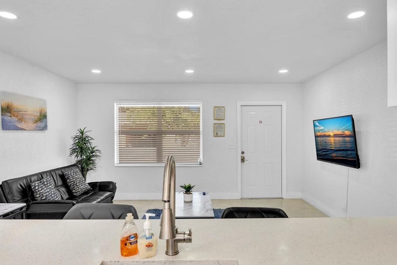 2 Bdrm Modern House Mins From Beach & Casino Hb1 Hallandale Beach Esterno foto