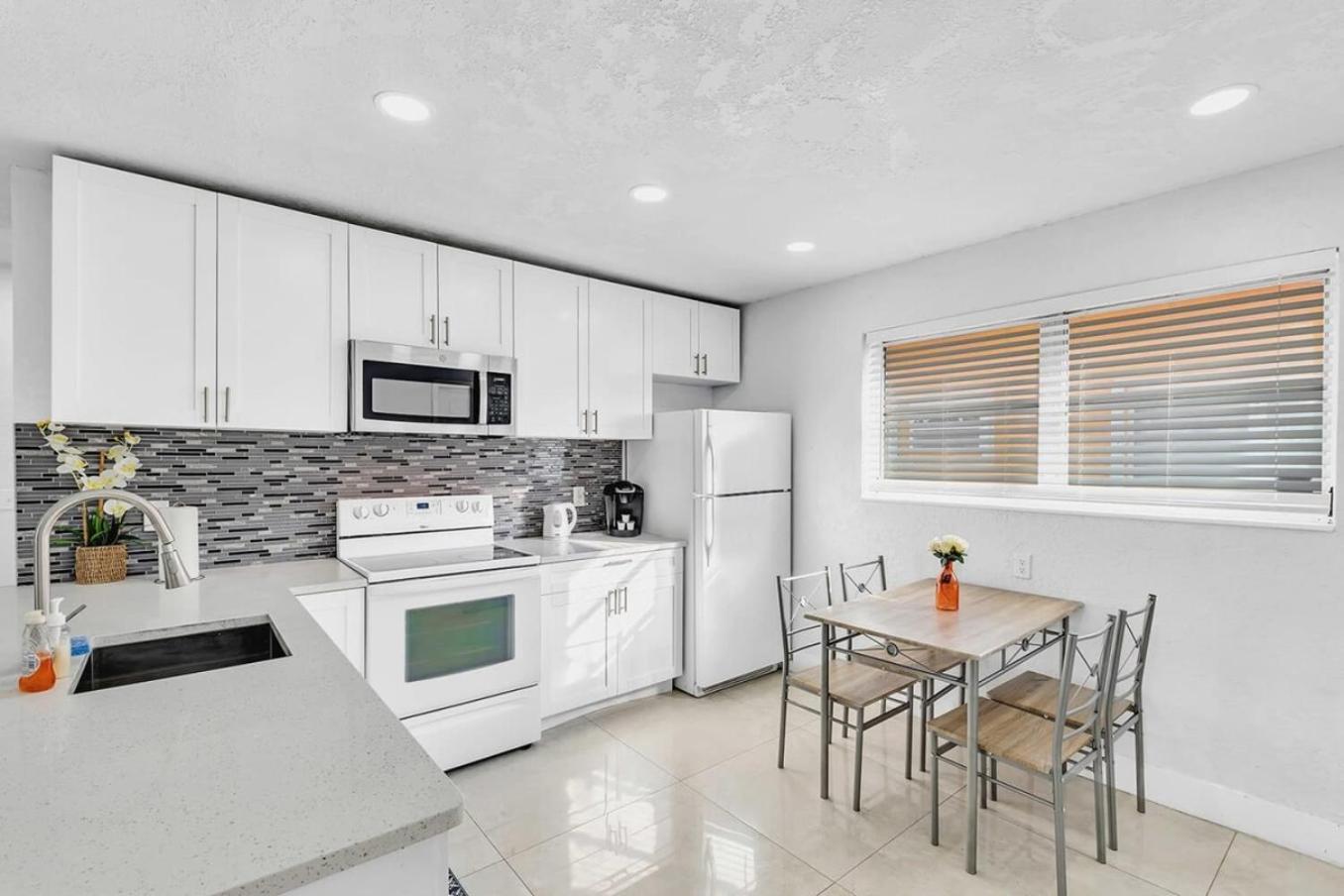 2 Bdrm Modern House Mins From Beach & Casino Hb1 Hallandale Beach Esterno foto